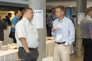 Résztvevők beszélgetnek a VMUG konferencia szünetében